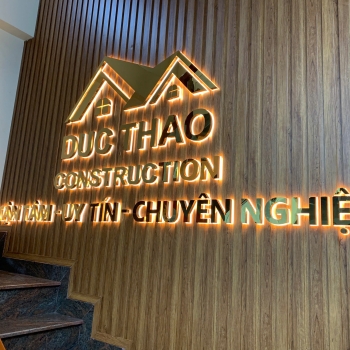 THI CÔNG CHỮ NỔI INOX VÀNG ĐÈN SÁNG HẮT CHÂN CHUYÊN NGHIỆP
